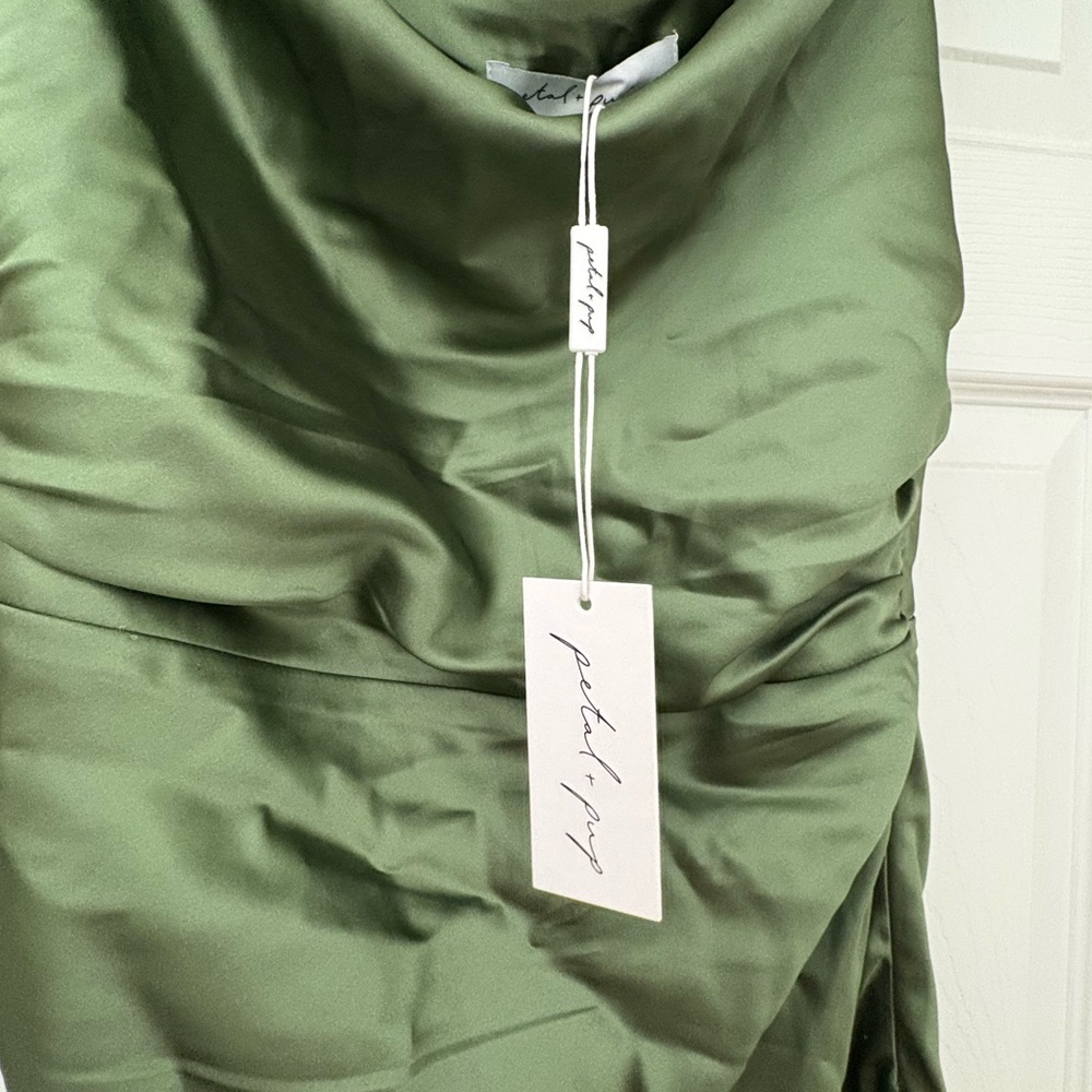 Elegant Olive Green Off-Shoulder Dress - Picture 8 of 10